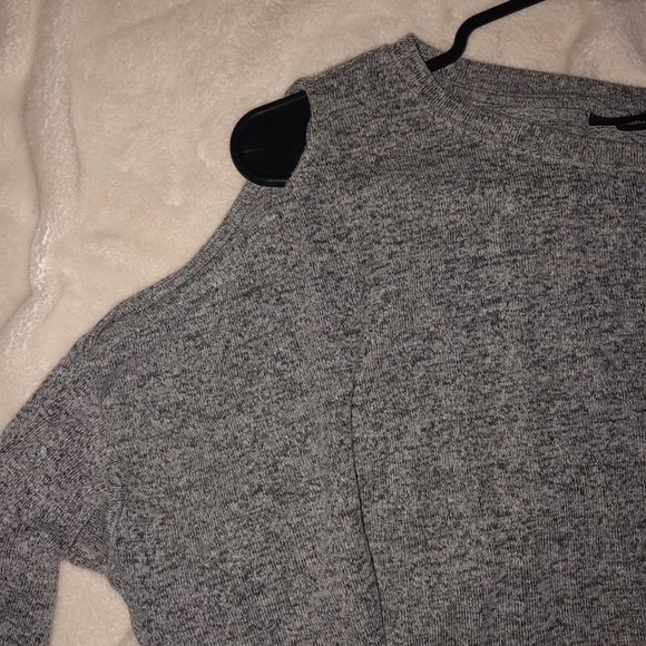 Cold shoulder sweater - Picture 2 of 2